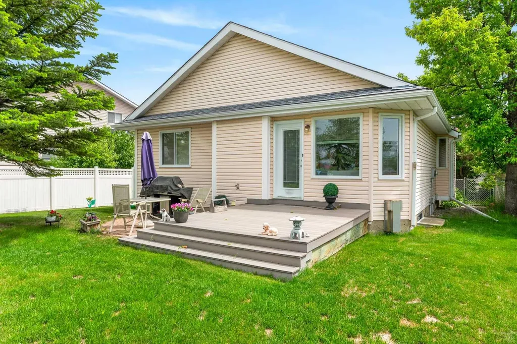 501 Coral Keys Villas NE Calgary AB T3J3L8