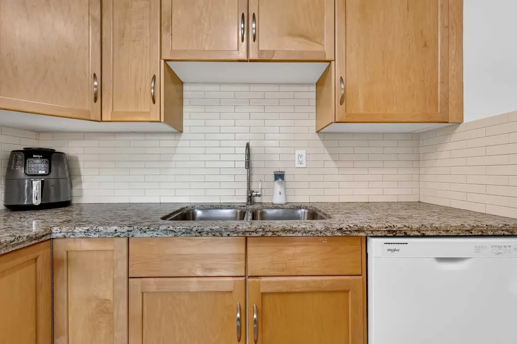 1123 13 Avenue SW Calgary AB T2R0L7