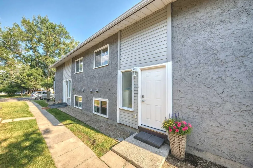 109 Stanley Avenue Okotoks AB T1S 1H8
