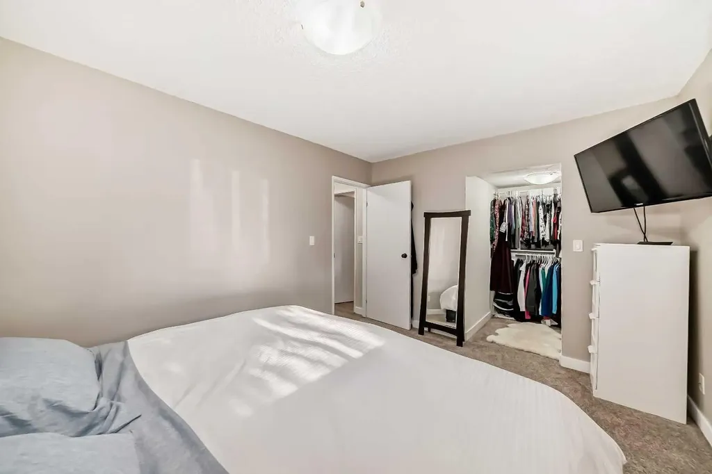 109 Stanley Avenue Okotoks AB T1S 1H8