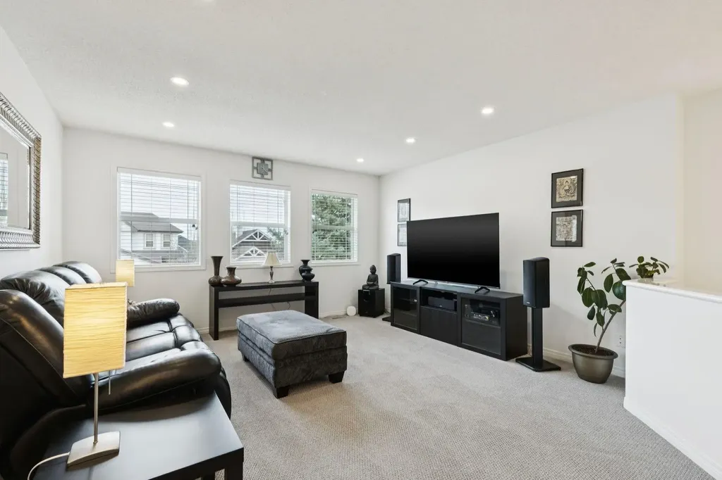 42 Cresthaven Way SW Calgary AB T3B 5X8