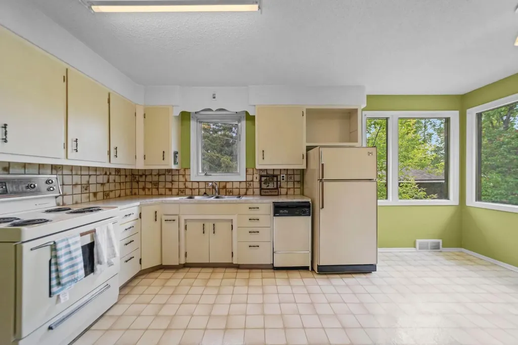 4709 46 Street Camrose AB T4V1G5