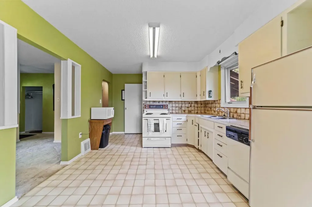4709 46 Street Camrose AB T4V1G5