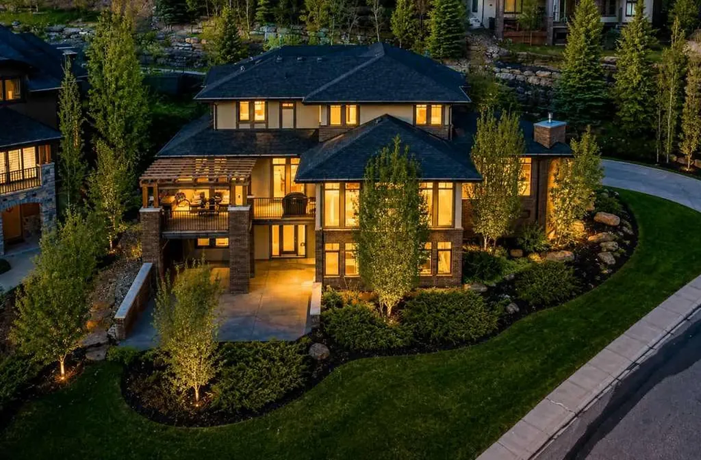16 Spring Valley Way SW Calgary AB T3H 5M1
