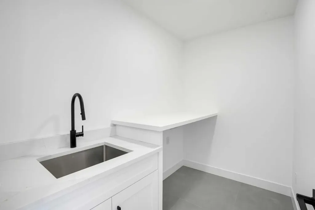 27 Heritage Close Cochrane AB T4C 3G8
