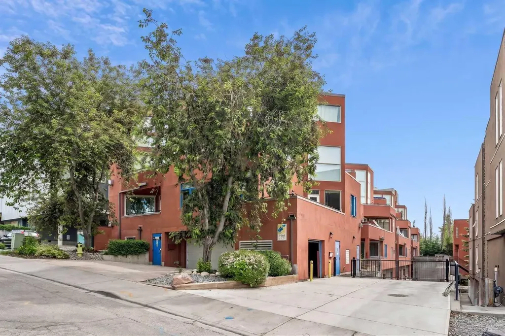 718 5 Street NE Calgary AB T2E 3W8