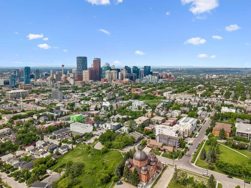 718 5 Street NE Calgary AB T2E 3W8