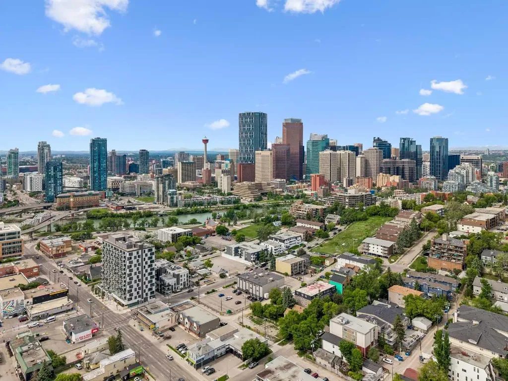 718 5 Street NE Calgary AB T2E 3W8