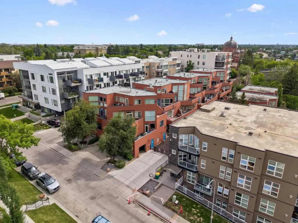 718 5 Street NE Calgary AB T2E 3W8