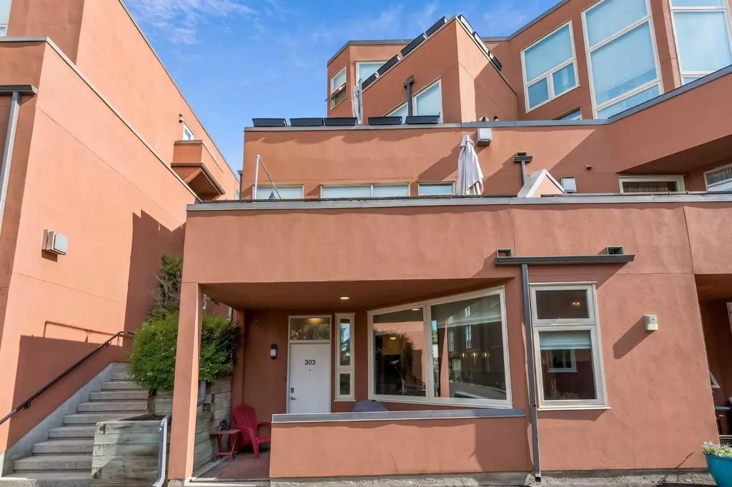 718 5 Street NE Calgary AB T2E 3W8