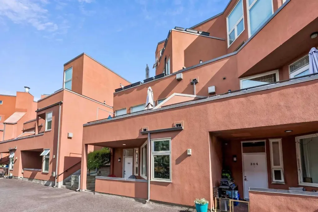 718 5 Street NE Calgary AB T2E 3W8