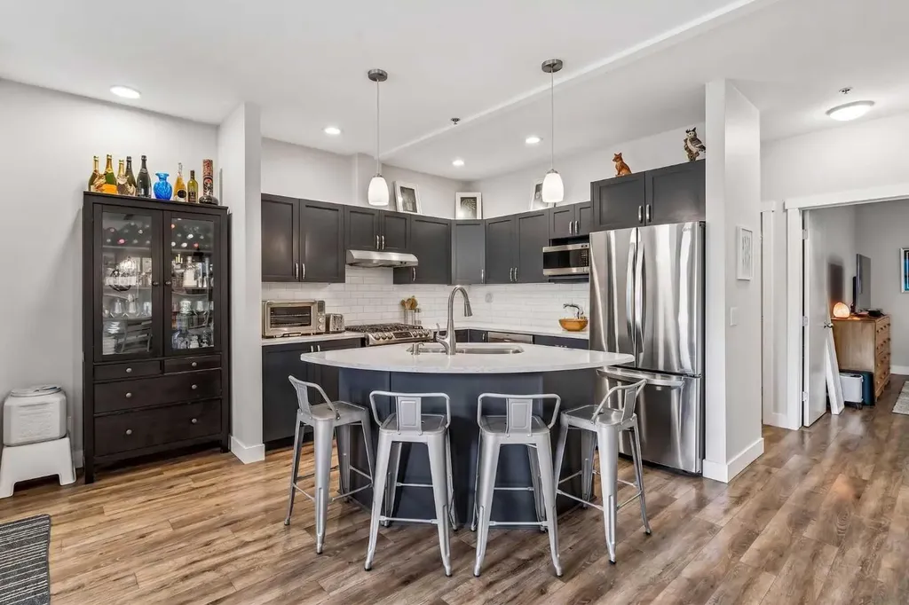 718 5 Street NE Calgary AB T2E 3W8