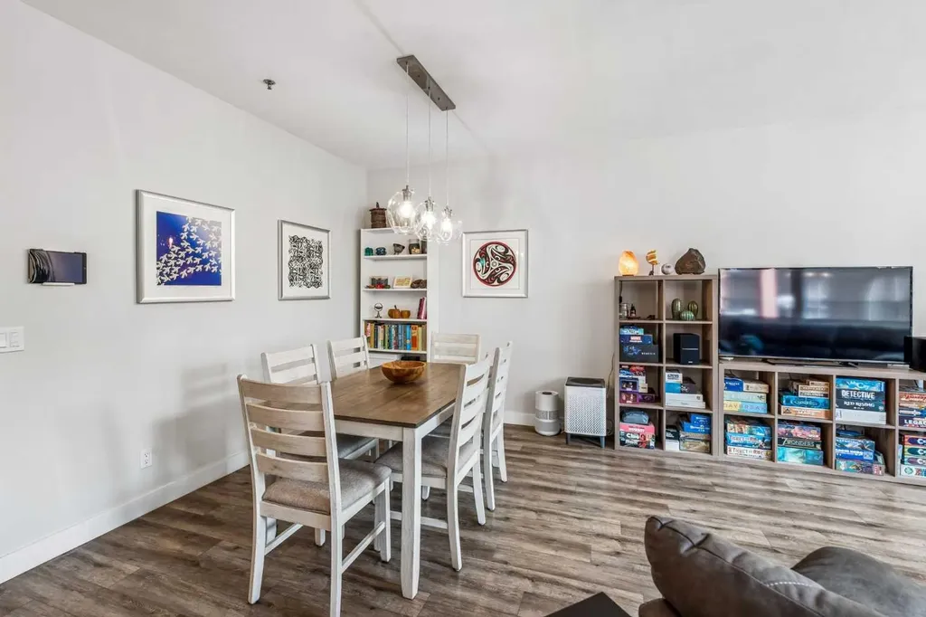 718 5 Street NE Calgary AB T2E 3W8