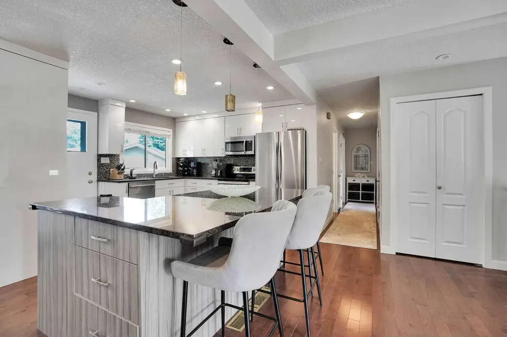 5212 Valiant Drive NW Calgary AB T3A 0Y7