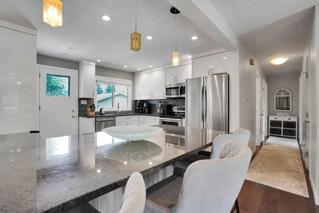 5212 Valiant Drive NW Calgary AB T3A 0Y7