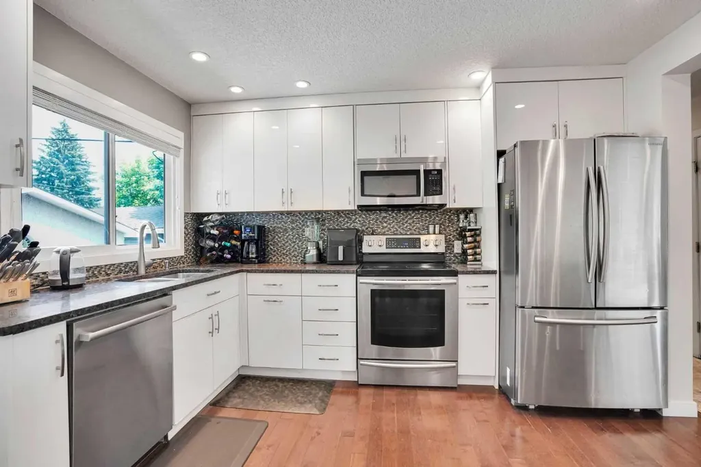 5212 Valiant Drive NW Calgary AB T3A 0Y7