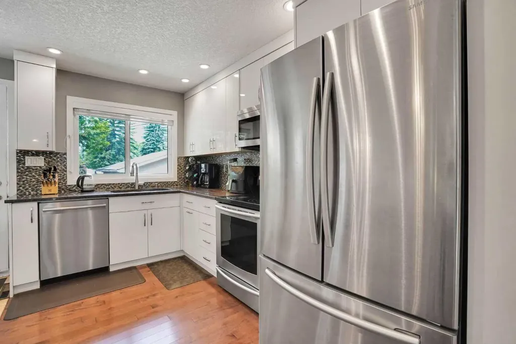 5212 Valiant Drive NW Calgary AB T3A 0Y7