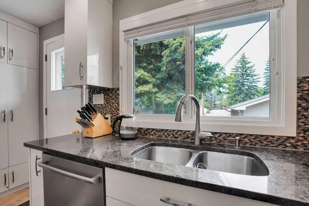 5212 Valiant Drive NW Calgary AB T3A 0Y7