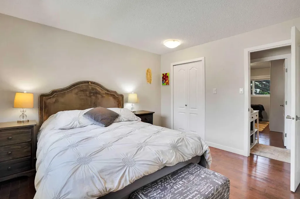 5212 Valiant Drive NW Calgary AB T3A 0Y7