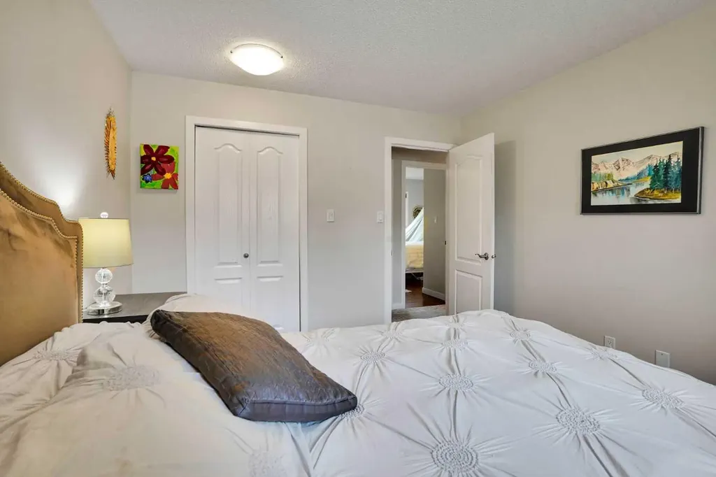 5212 Valiant Drive NW Calgary AB T3A 0Y7
