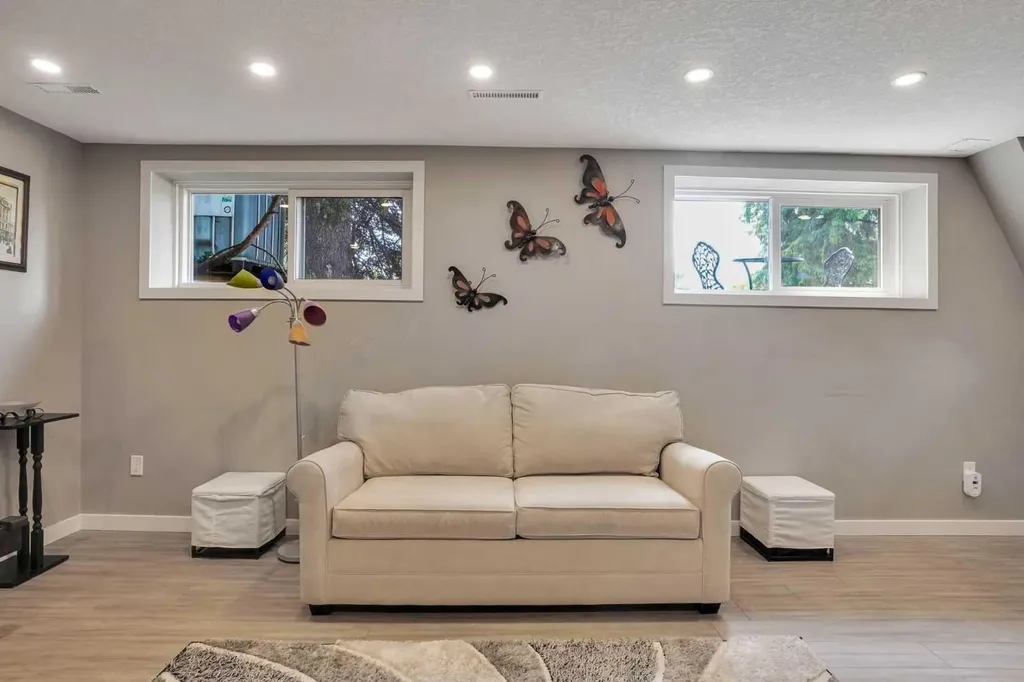 5212 Valiant Drive NW Calgary AB T3A 0Y7
