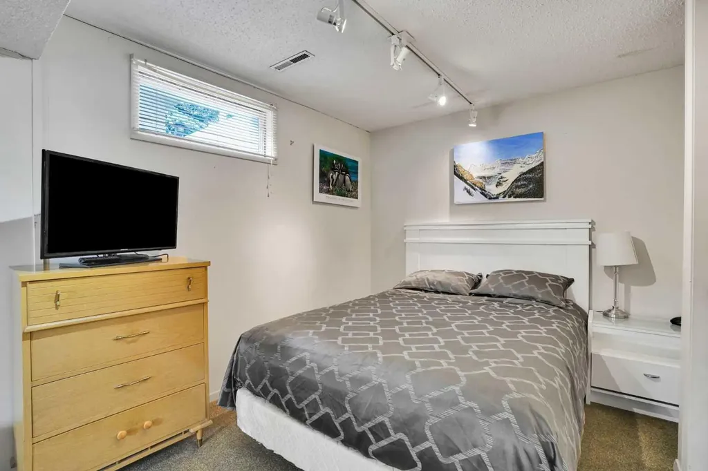 5212 Valiant Drive NW Calgary AB T3A 0Y7