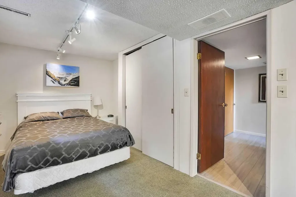 5212 Valiant Drive NW Calgary AB T3A 0Y7