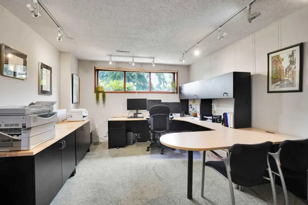 5212 Valiant Drive NW Calgary AB T3A 0Y7