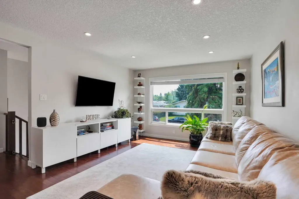 5212 Valiant Drive NW Calgary AB T3A 0Y7