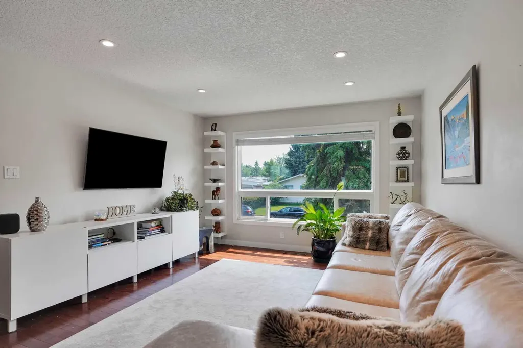 5212 Valiant Drive NW Calgary AB T3A 0Y7