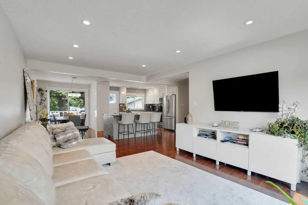 5212 Valiant Drive NW Calgary AB T3A 0Y7