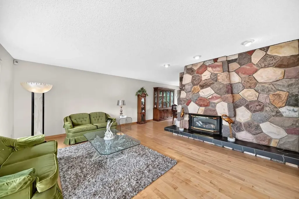 3407 50 Street NW Calgary AB T3A 0E3