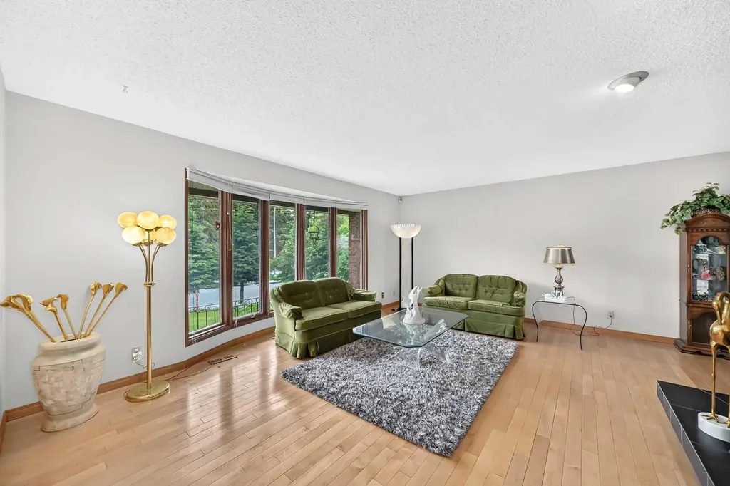 3407 50 Street NW Calgary AB T3A 0E3