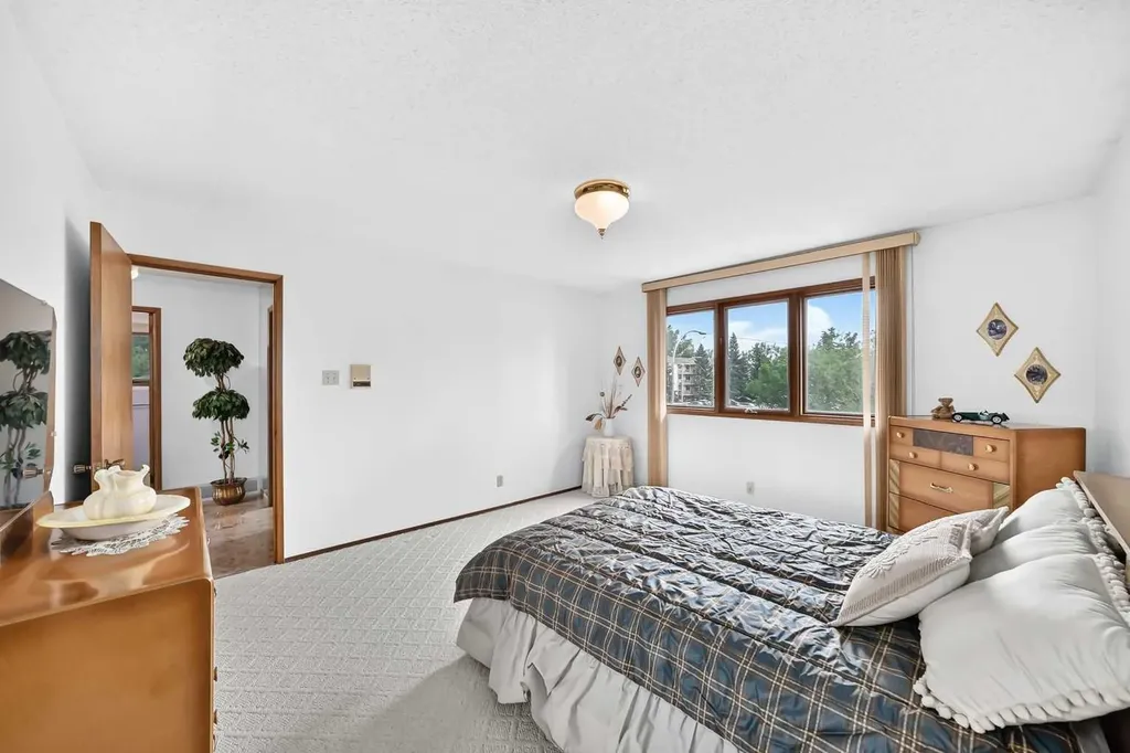 3407 50 Street NW Calgary AB T3A 0E3