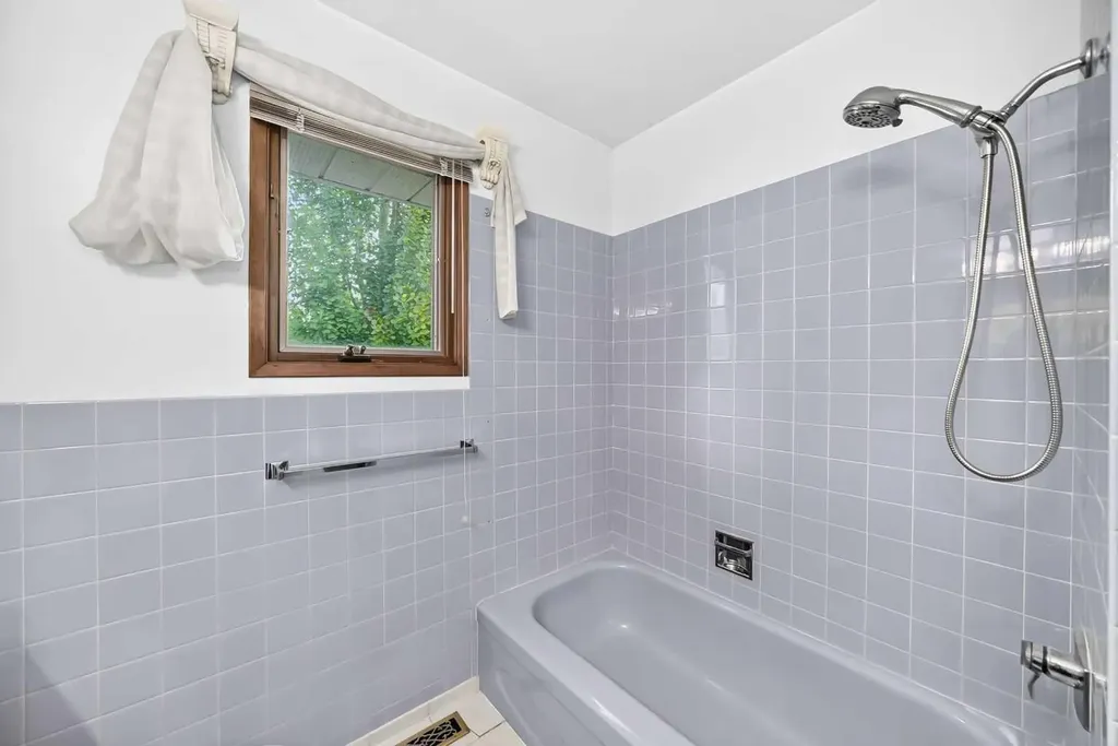 3407 50 Street NW Calgary AB T3A 0E3