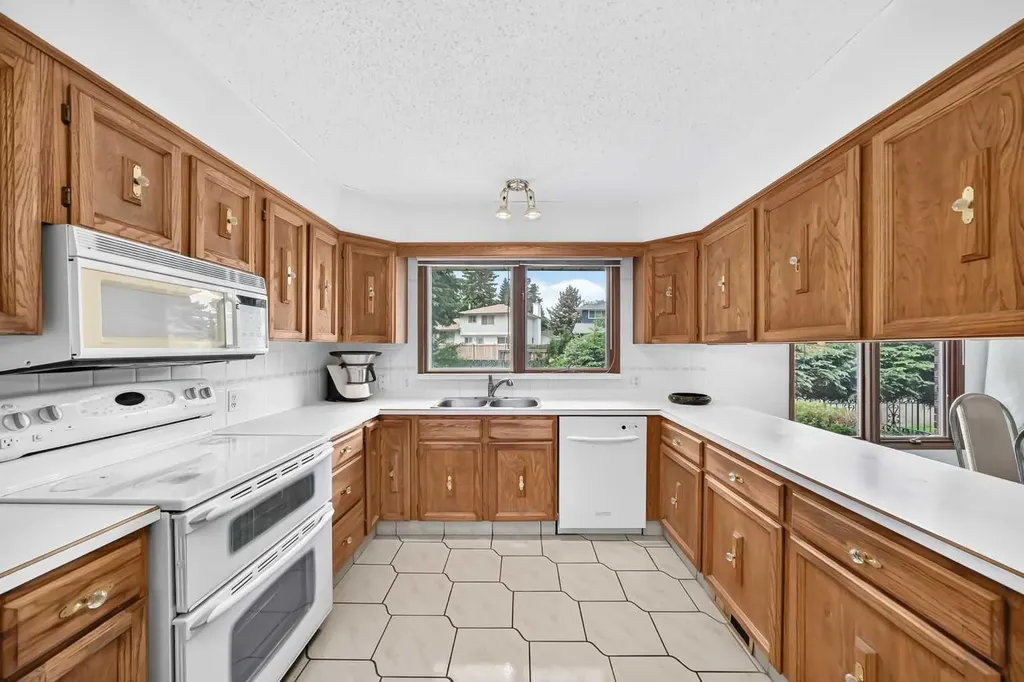 3407 50 Street NW Calgary AB T3A 0E3