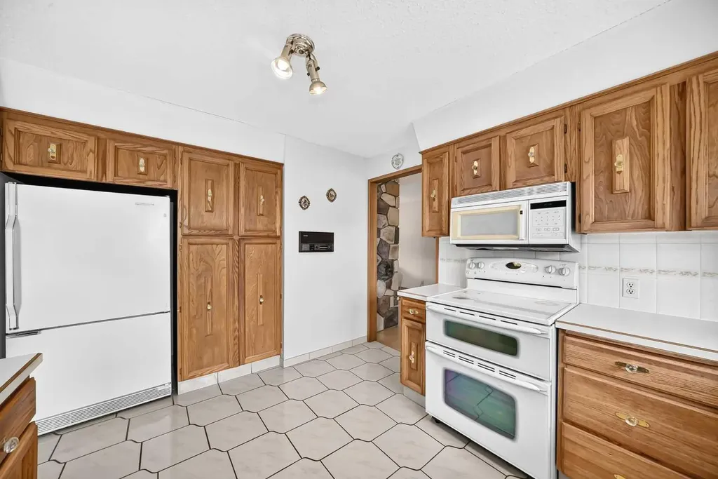 3407 50 Street NW Calgary AB T3A 0E3