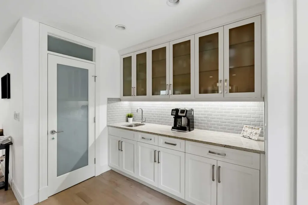 2040 31 Avenue SW Calgary AB T2T 1T2