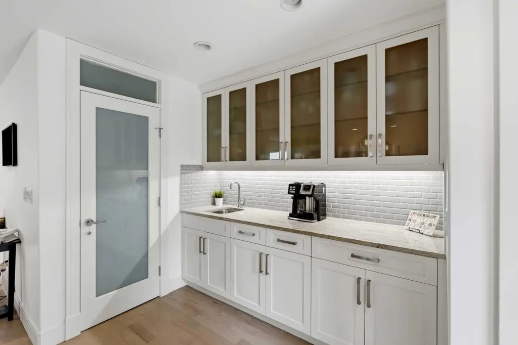 2040 31 Avenue SW Calgary AB T2T 1T2