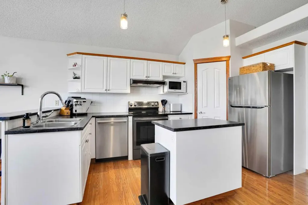 26 Hidden Ranch Road NW Calgary AB T3A 5S5