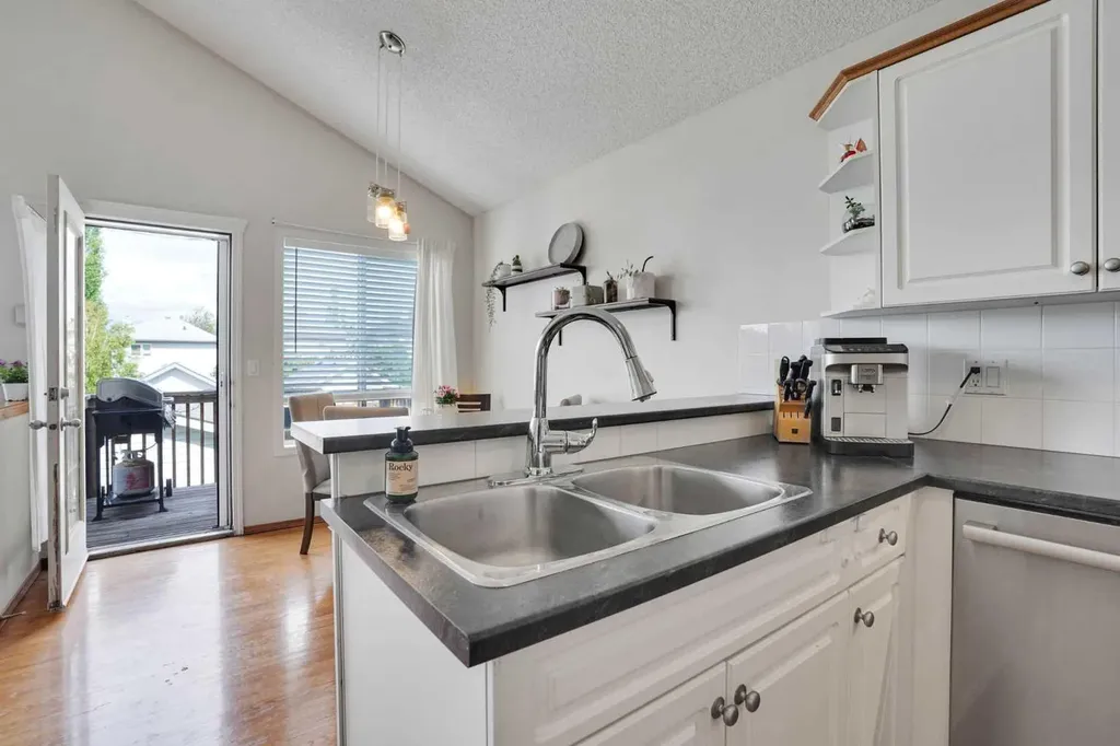 26 Hidden Ranch Road NW Calgary AB T3A 5S5