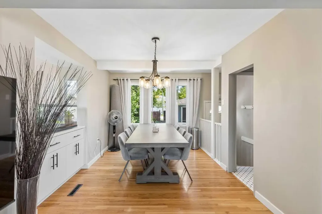 4936 Worcester Drive SW Calgary AB T3C3L6