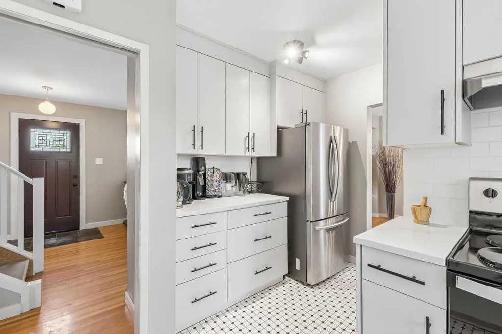 4936 Worcester Drive SW Calgary AB T3C3L6
