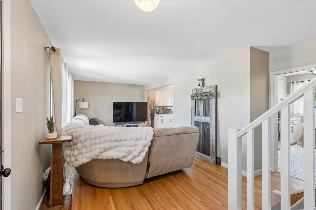 4936 Worcester Drive SW Calgary AB T3C3L6