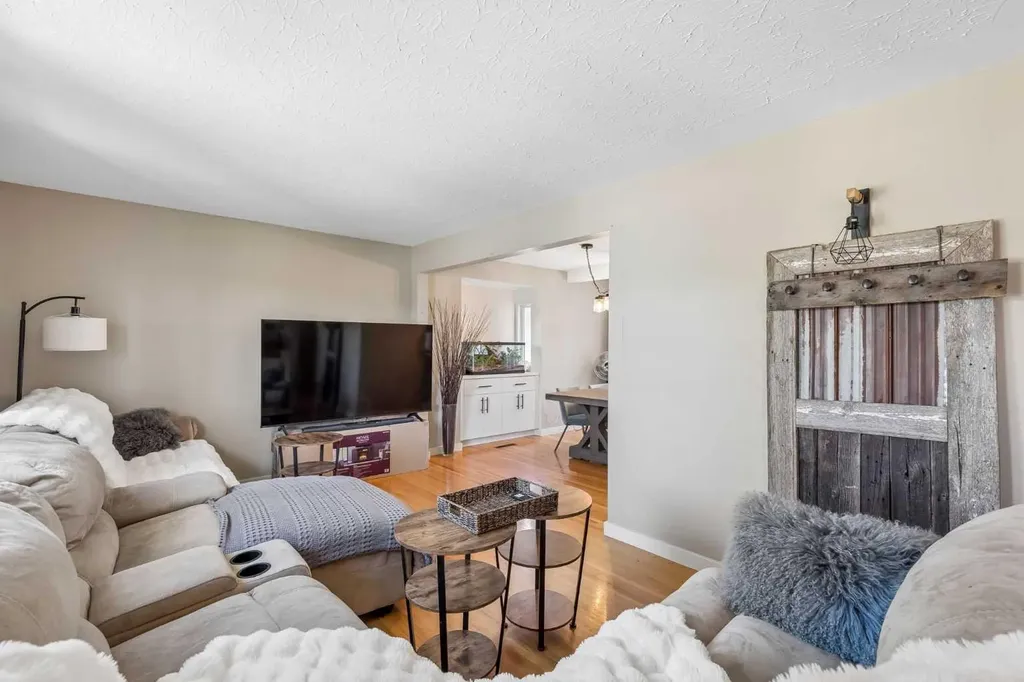 4936 Worcester Drive SW Calgary AB T3C3L6