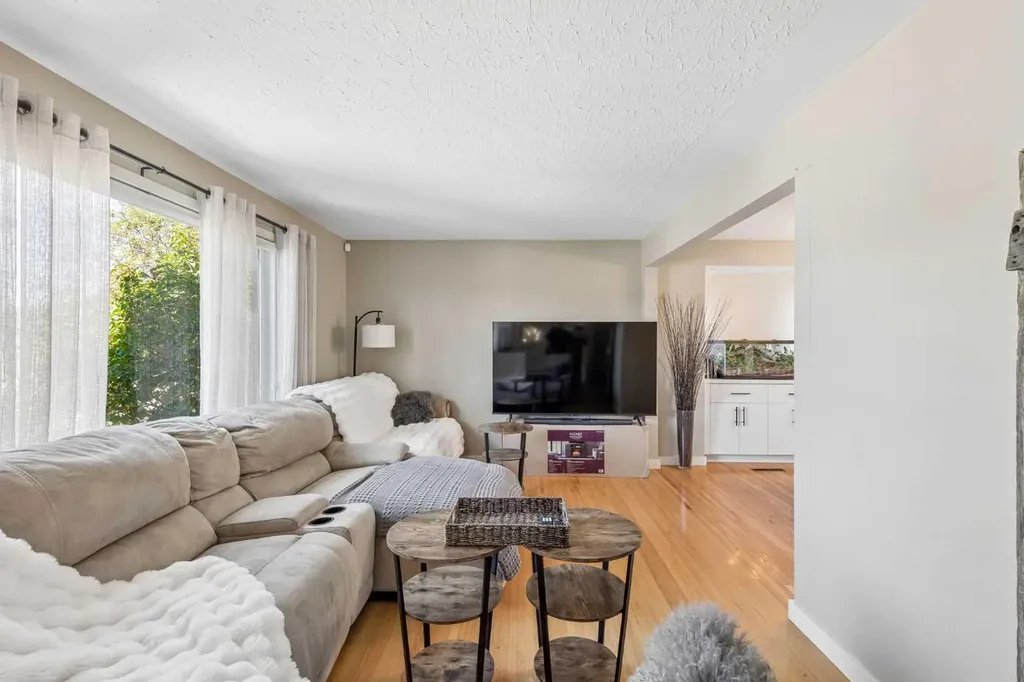 4936 Worcester Drive SW Calgary AB T3C3L6