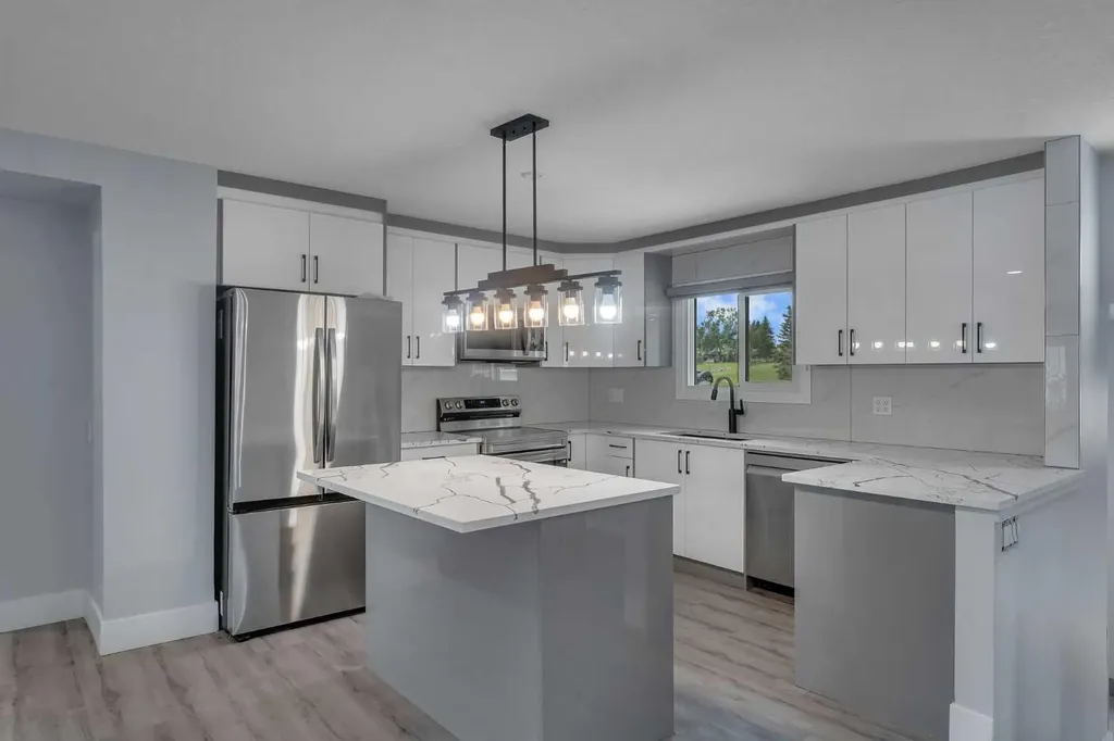 2930 Oakmoor Crescent SW Calgary AB T2V 3Z7