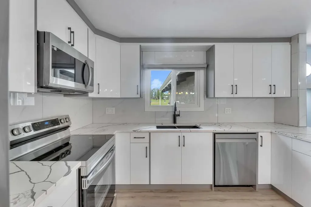2930 Oakmoor Crescent SW Calgary AB T2V 3Z7
