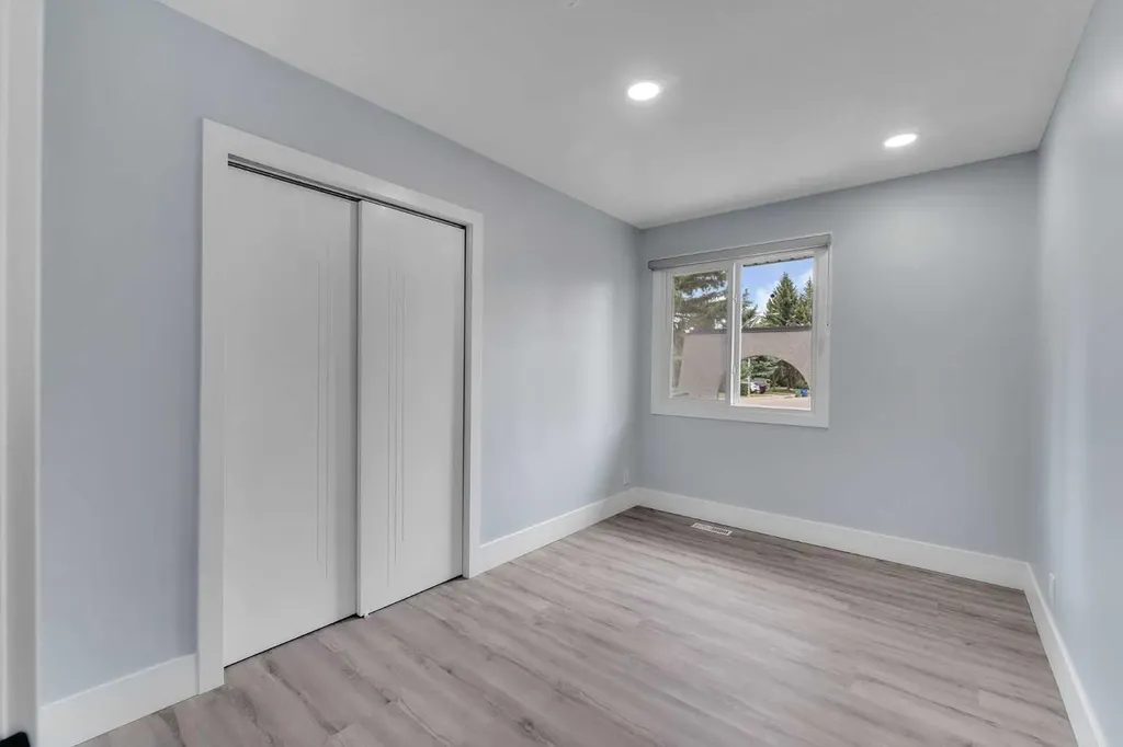 2930 Oakmoor Crescent SW Calgary AB T2V 3Z7