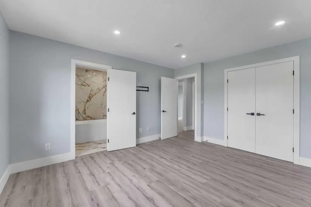 2930 Oakmoor Crescent SW Calgary AB T2V 3Z7